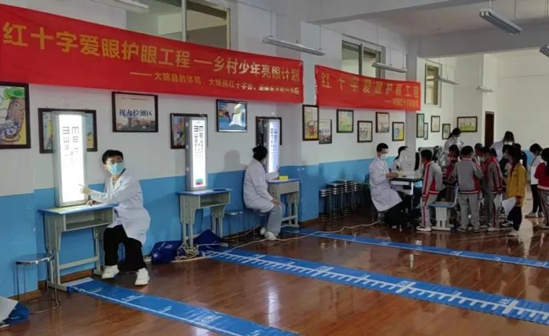 2022年3月，“红十字爱眼护眼工程”走进云南楚雄大姚县开展眼健康筛查活动。中国红十字基金会供图