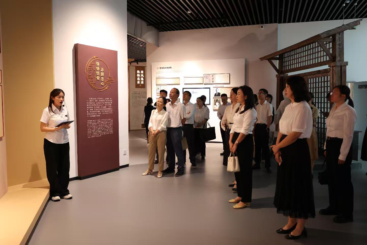 以系统思维纵深推进正反两方面教育