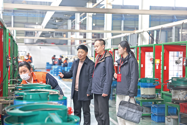 时代专论丨更加坚决有力地贯彻落实党中央重大决策部署