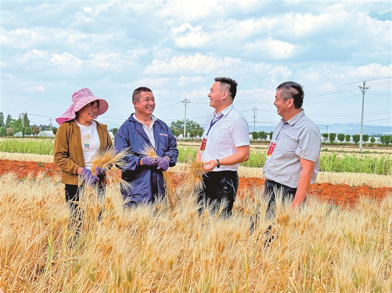 立铁规矩 强硬约束  更加坚决有力地贯彻落实党中央重大决策部署②把造福人民作为根本价值取向